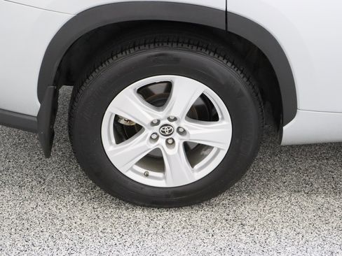 Used 2023 Toyota Highlander LE image 6