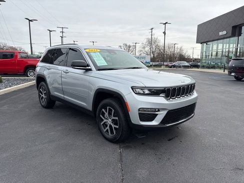 Used 2025 Jeep Grand Cherokee Limited w/ Luxury Tech Group II image 2