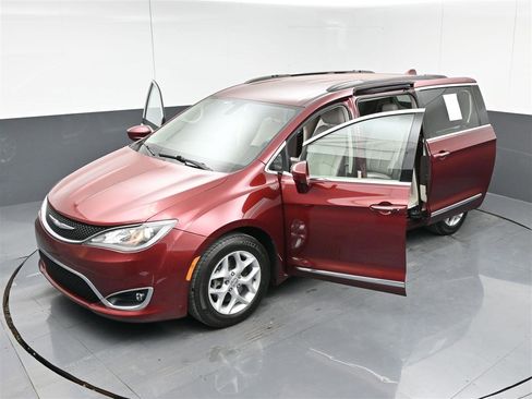 Used 2017 Chrysler Pacifica Touring-L w/ Tire & Wheel Group image 40