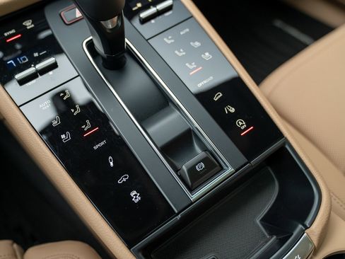 Used 2025 Porsche Macan image 19