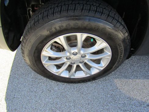 Used 2019 Jeep Cherokee Latitude w/ Cold Weather Group image 11