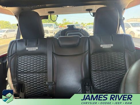 Used 2021 Jeep Wrangler Unlimited Rubicon w/ LED Lighting Group AWD/4WD image 9