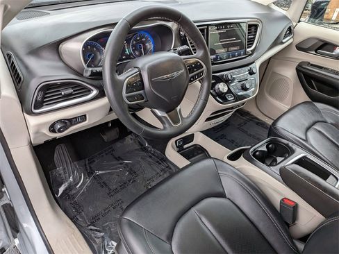 Used 2024 Chrysler Pacifica Touring-L image 14