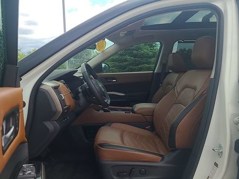 Used 2023 Nissan Pathfinder Platinum AWD/4WD image 11