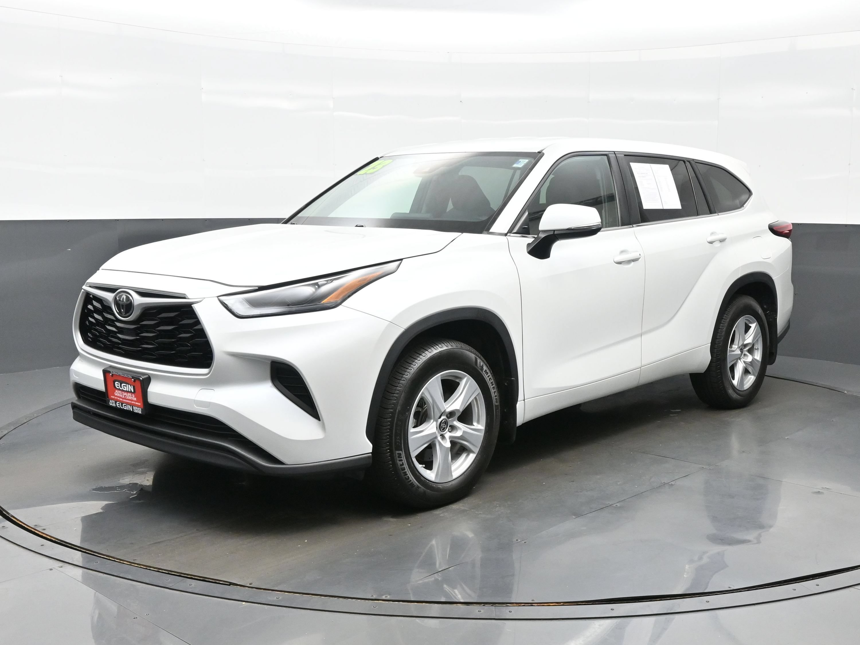 Used 2023 Toyota Highlander L AWD/4WD image 2