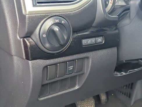 Used 2018 Nissan Titan SV image 23