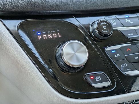 Used 2024 Chrysler Pacifica Touring-L FWD image 18