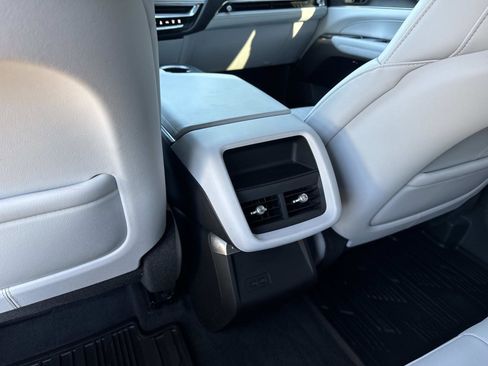 Used 2024 Cadillac Lyriq Luxury RWD image 16