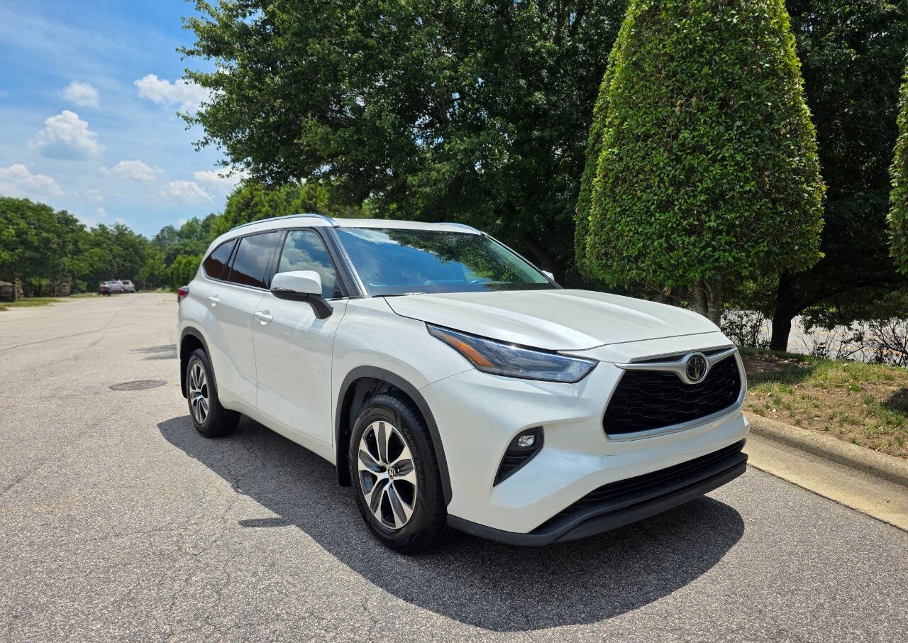 Used 2021 Toyota Highlander XLE AWD/4WD image 7