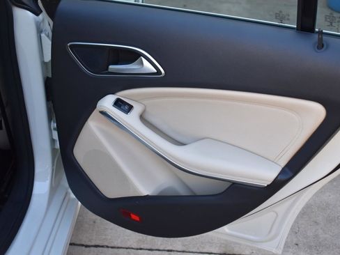 Used 2015 Mercedes-Benz CLA 250 image 40