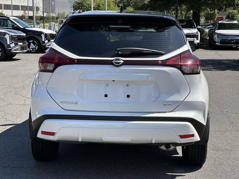 Used 2023 Nissan Kicks SR w/ SR Premium Package FWD image 3