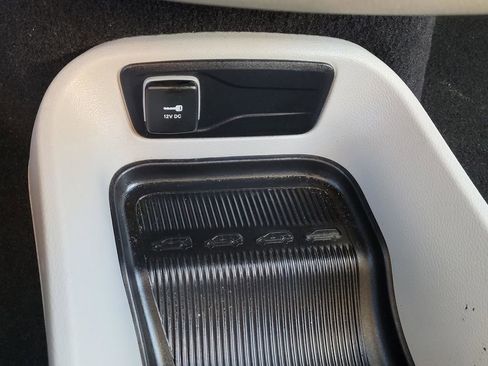 Used 2023 Chrysler Pacifica Touring-L image 28