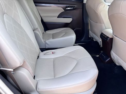 Used 2020 Toyota Highlander Platinum FWD image 10