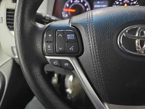 Used 2017 Toyota Sienna LE image 19