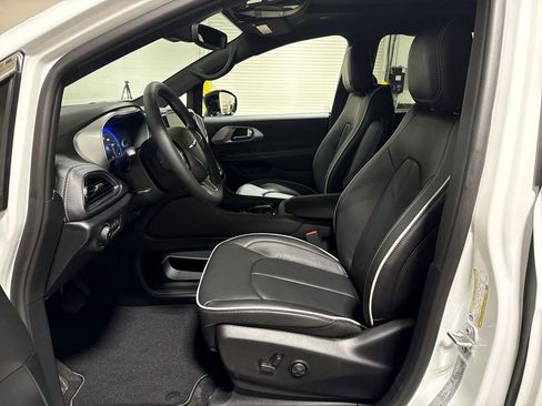 New 2026 Chrysler Pacifica Limited FWD image 21
