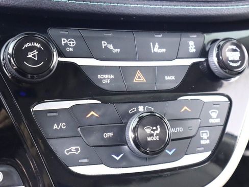 Used 2017 Chrysler Pacifica Platinum FWD image 18
