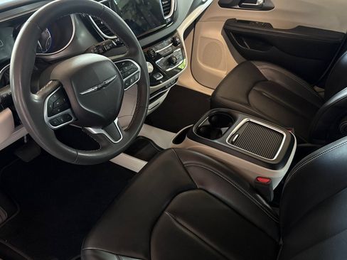 Used 2023 Chrysler Pacifica Touring-L FWD image 11
