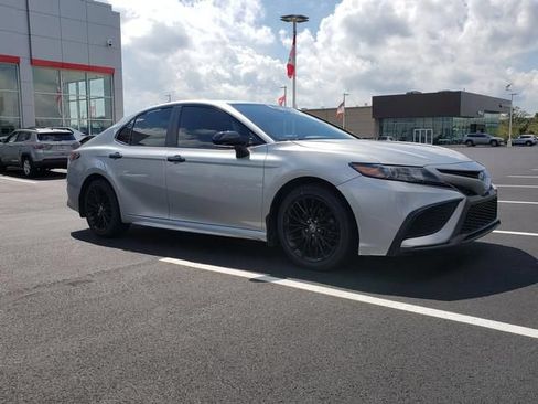 Used 2022 Toyota Camry SE w/ Convenience Package FWD image 3