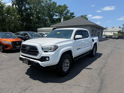 Used 2018 Toyota Tacoma SR5 AWD/4WD image 3