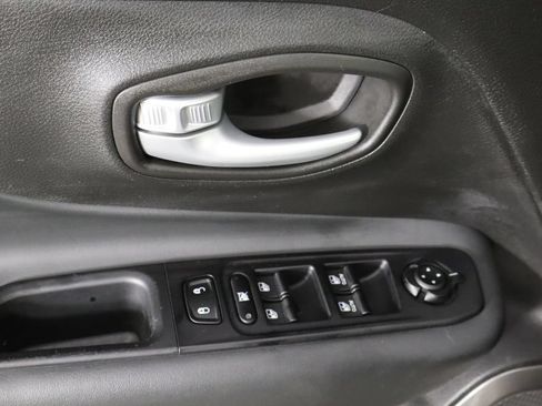 Used 2023 Jeep Renegade Latitude w/ Sun & Fun Group AWD/4WD image 20