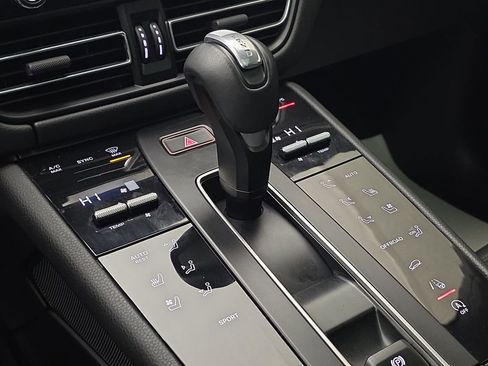 Used 2024 Porsche Macan image 21