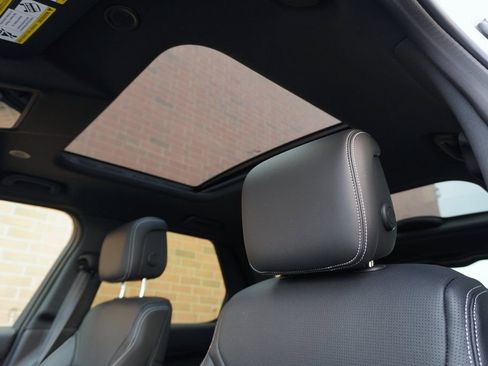 Used 2025 Land Rover Discovery S image 15