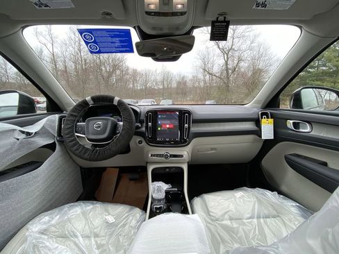 Used 2023 Volvo XC40 B5 Plus w/ Protection Package Premier AWD/4WD image 12