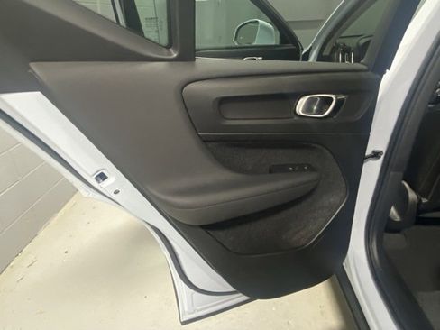 Certified 2025 Volvo XC40 B5 Core image 8