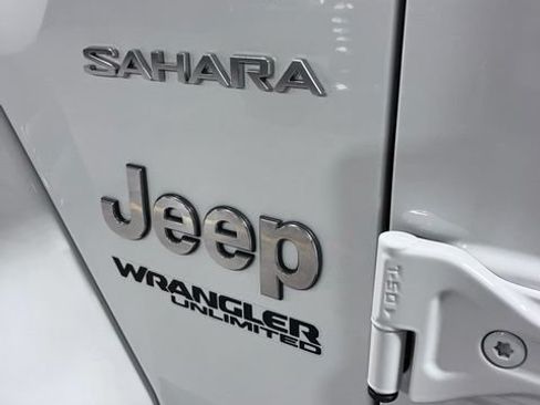 Used 2021 Jeep Wrangler Unlimited Sahara w/ Uconnect 4C Nav & Sound Group AWD/4WD image 32