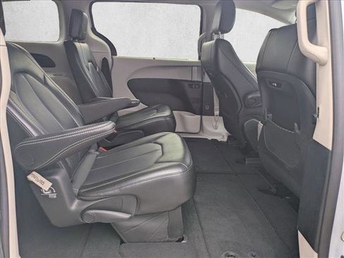 Used 2024 Chrysler Pacifica Touring-L FWD image 20