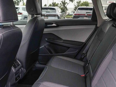 Used 2022 Volkswagen Taos SE w/ Panoramic Sunroof Package FWD image 17