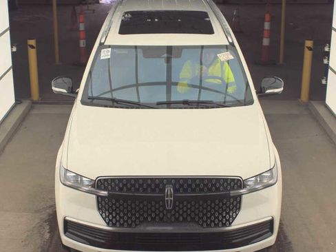 Used 2025 Lincoln Navigator L Reserve image 3