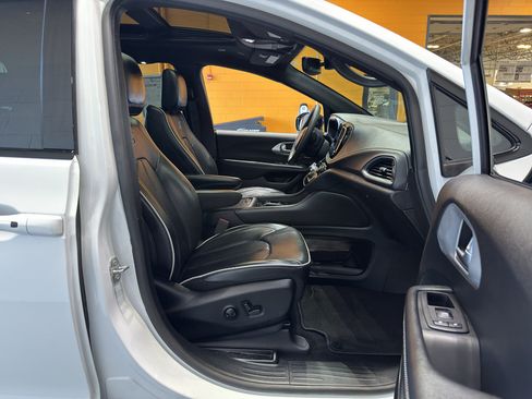 Used 2025 Chrysler Pacifica Limited FWD image 18
