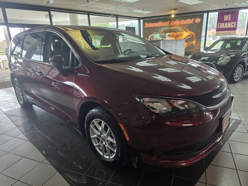 Used 2021 Chrysler Voyager LX FWD image 4