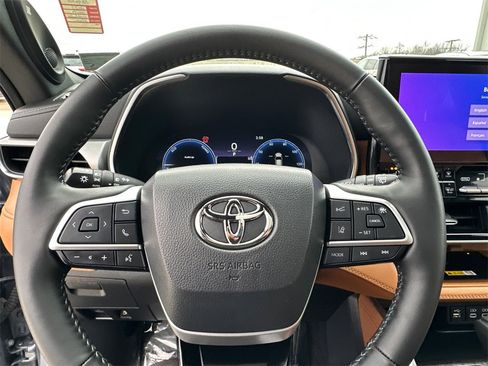 Used 2023 Toyota Highlander Platinum image 26