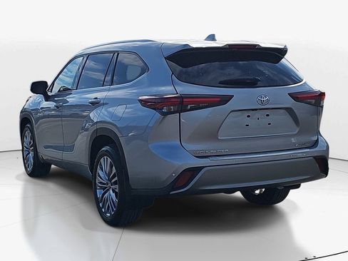 Used 2024 Toyota Highlander Platinum image 7