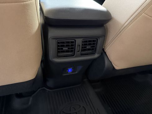 Used 2022 Toyota RAV4 LE AWD/4WD image 13