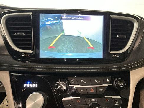 Used 2021 Chrysler Pacifica Touring-L FWD image 26