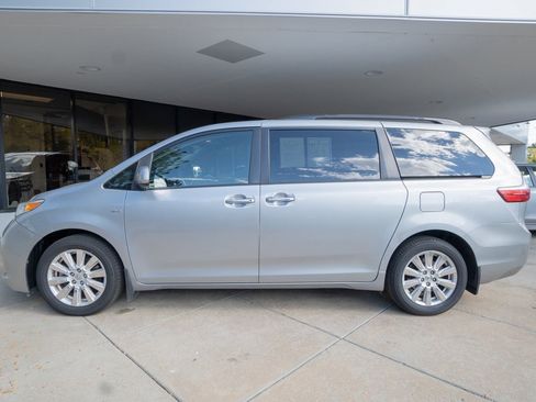 Used 2017 Toyota Sienna XLE Premium image 4