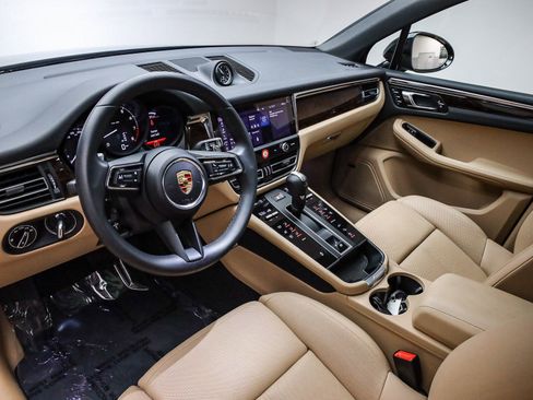 Certified 2025 Porsche Macan image 4