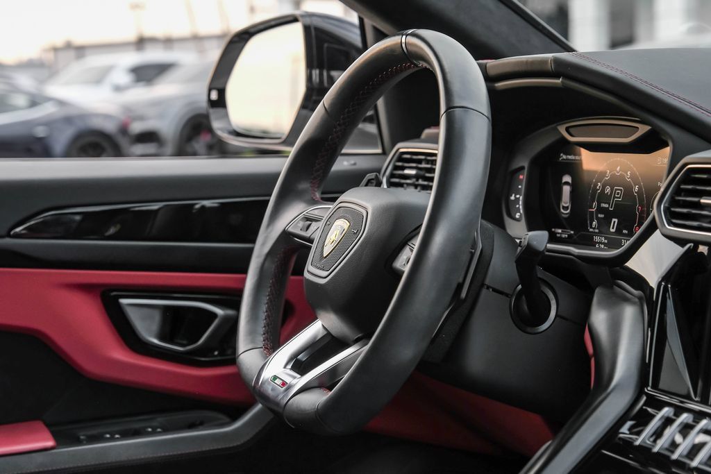 Used 2022 Lamborghini Urus AWD/4WD image 11