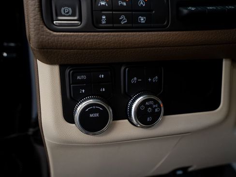 Used 2023 GMC Yukon Denali AWD/4WD image 34