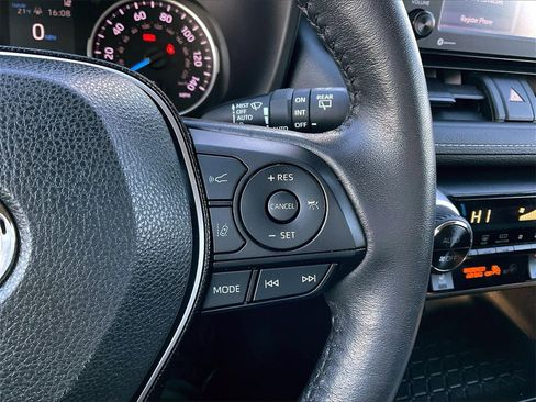 Used 2020 Toyota RAV4 XLE image 22