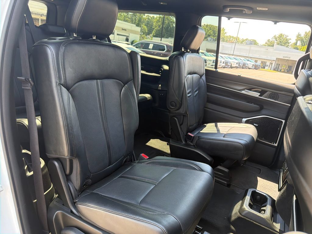 Used 2023 Jeep Wagoneer L Series III w/ Premium Group I RWD image 39