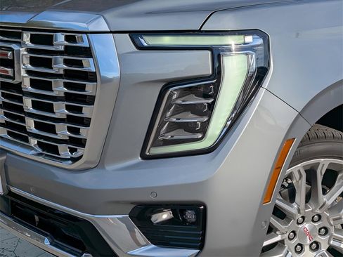 Used 2026 GMC Yukon Denali w/ Denali Reserve Package image 3