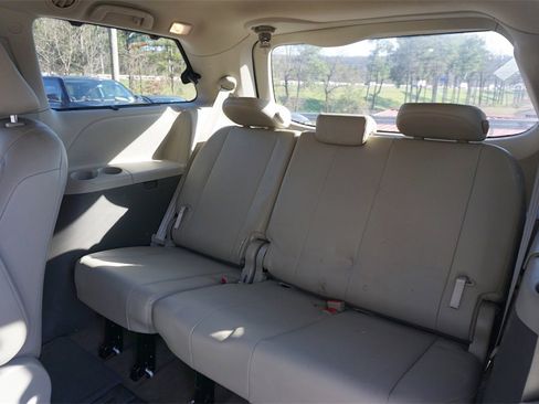Used 2014 Toyota Sienna XLE image 16