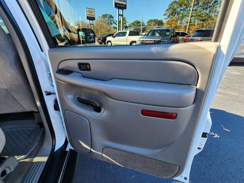 Used 2005 Chevrolet Avalanche 2500 LS w/ Preferred Equipment Group image 12