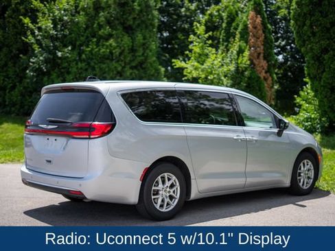 Used 2023 Chrysler Pacifica Touring-L FWD image 5