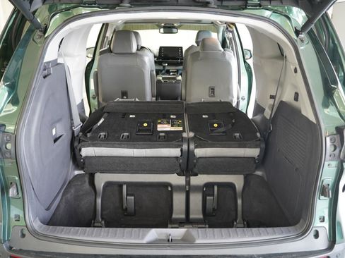 Used 2022 Toyota Sienna XLE w/ XLE Plus Package image 39