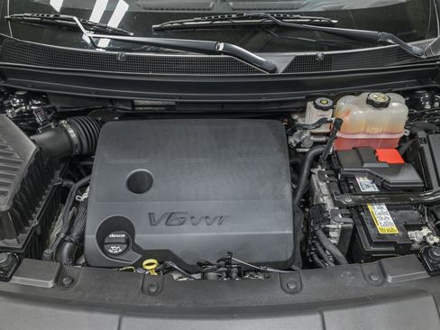 Used 2023 Chevrolet Traverse LT AWD/4WD image 11